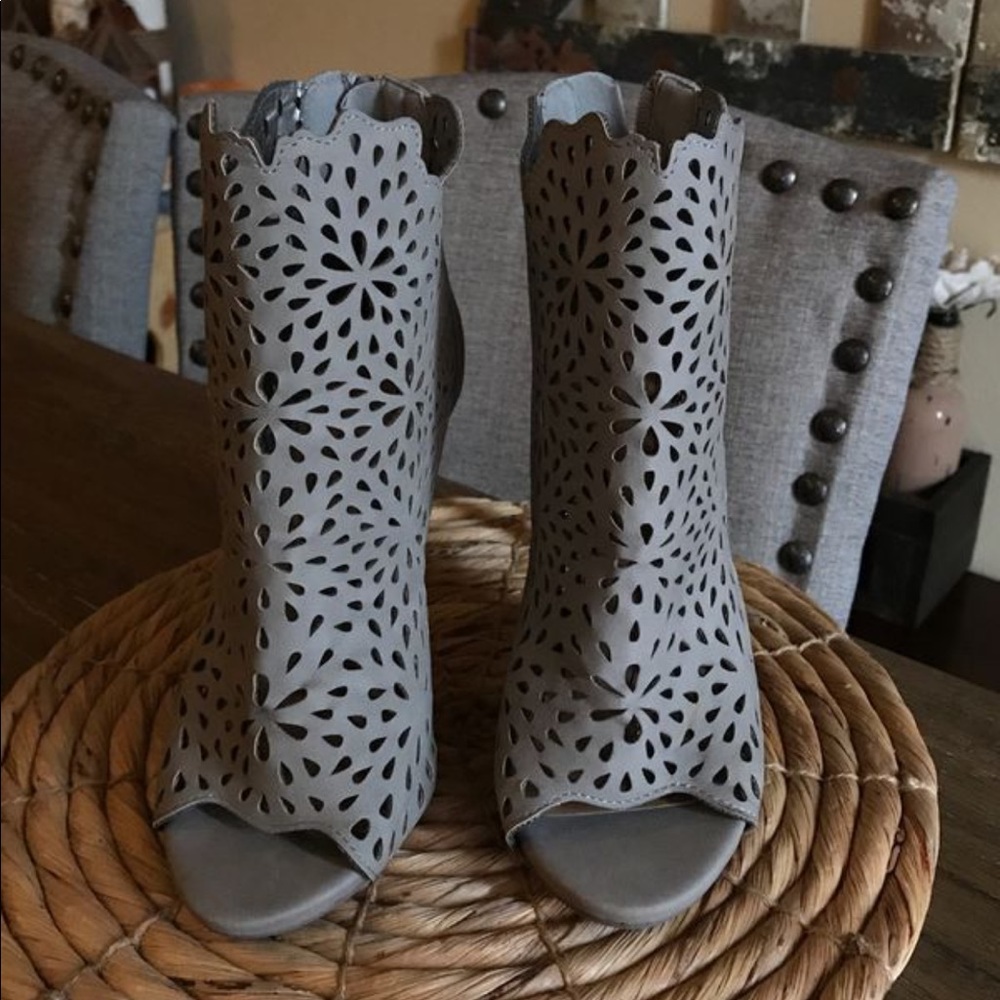 New woman’s shoes size 7